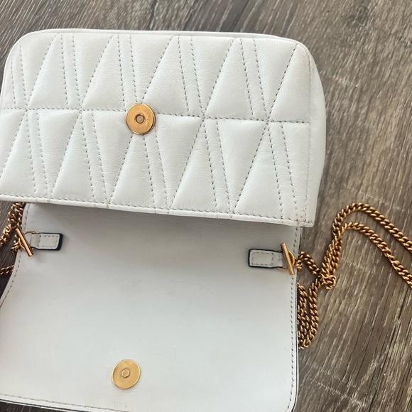 Elegant White Versace Quilted Chain Bag - Picture 2 of 15
